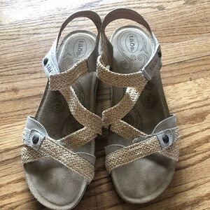 Women’s Taos tan sandals 42